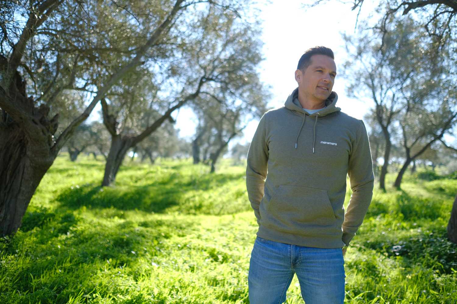 Classic Hoodie Olive Drab moramora modelo