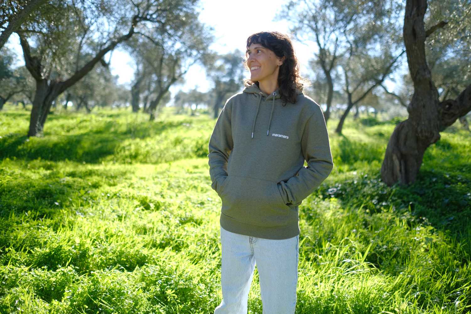 Classic Hoodie Olive Drab moramora modelo