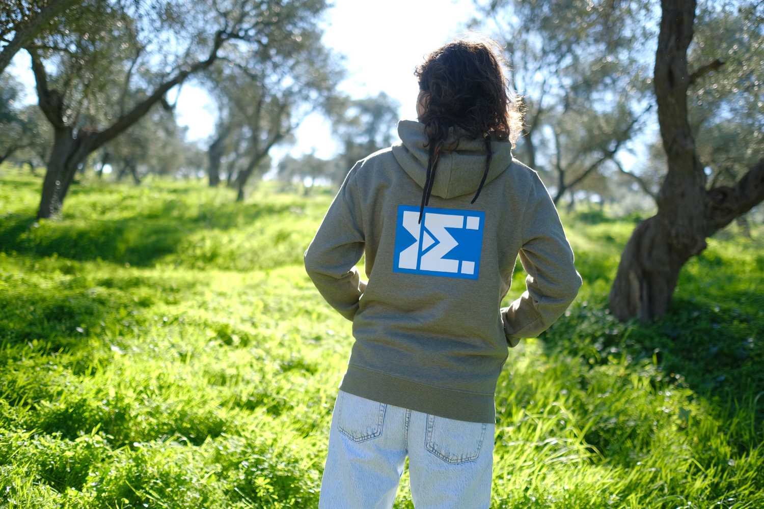 Classic Hoodie Olive Drab moramora modelo