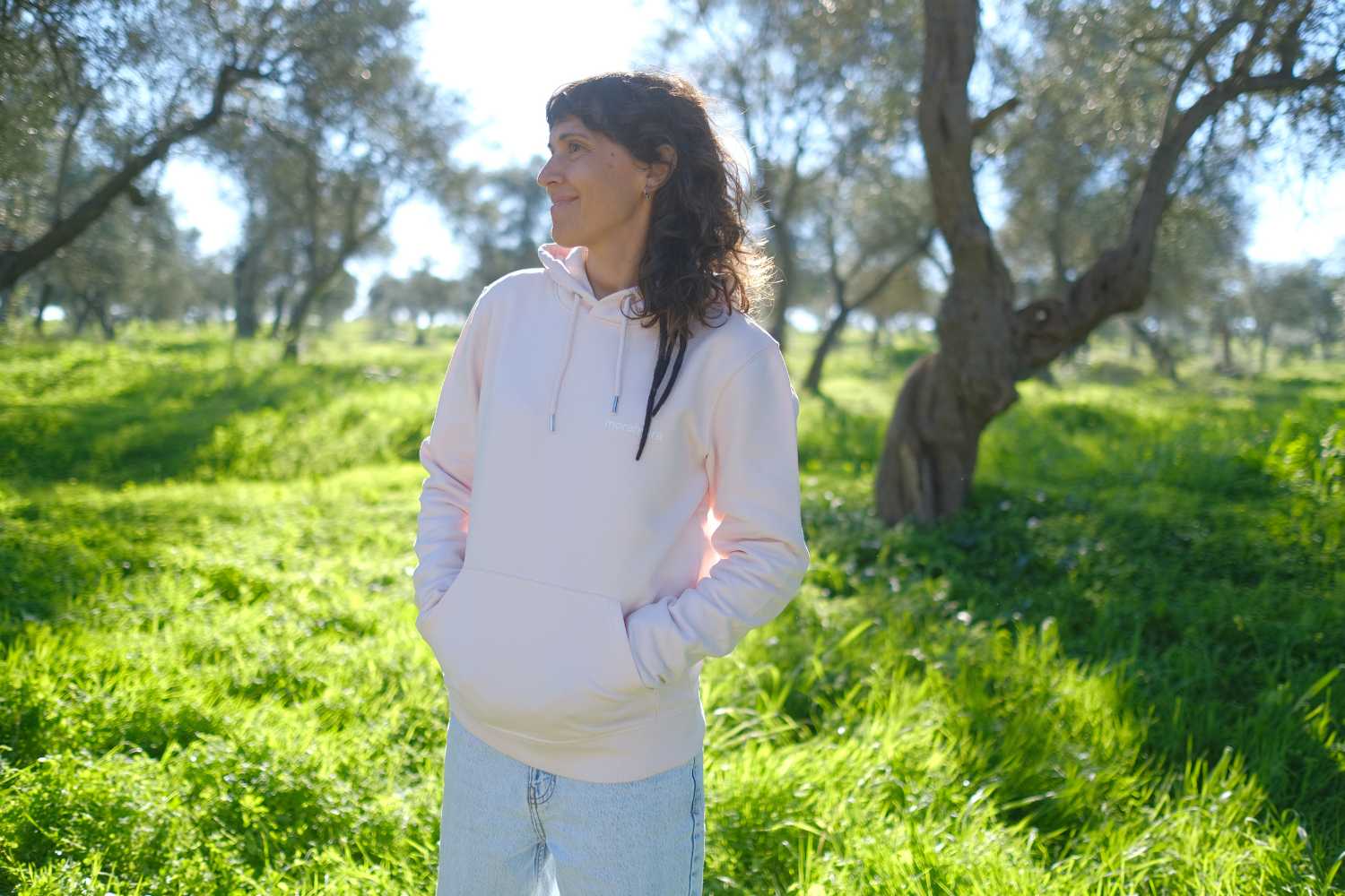 Classic Hoodie Cream pink moramora modelo